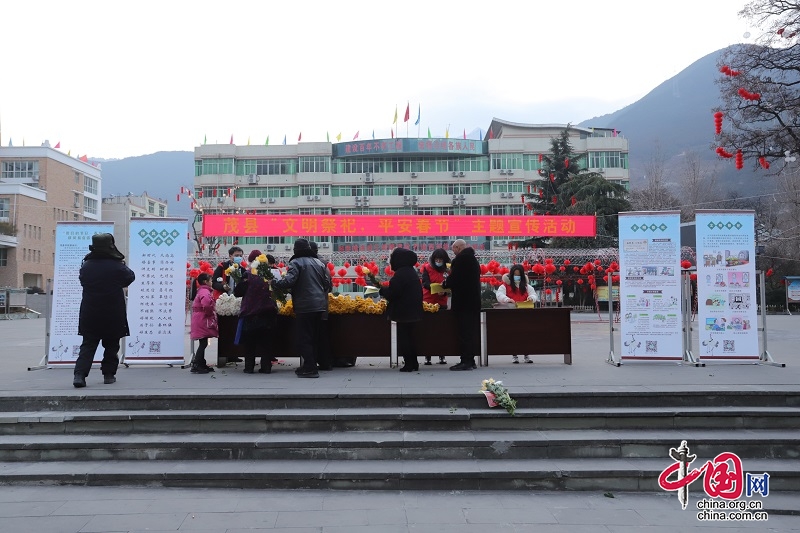 茂縣：鮮花祭品開(kāi)啟文明祭掃之風(fēng)