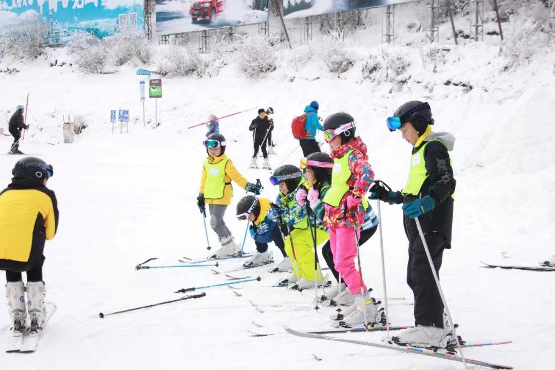 谈球吧体育滑雪、滑冰、攀冰、冰球……这个冬天成都人把冰雪玩嗨了(图3)