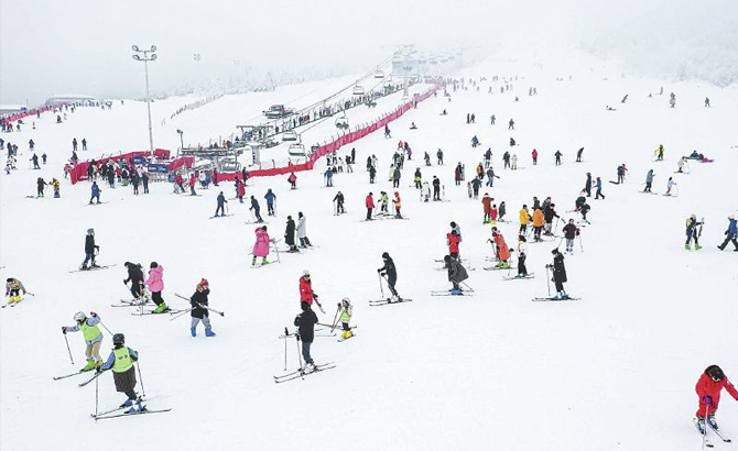 记者探访西岭雪山滑雪场，群众冰雪运动热情高涨 正月初三 万人体验“雪上飞”