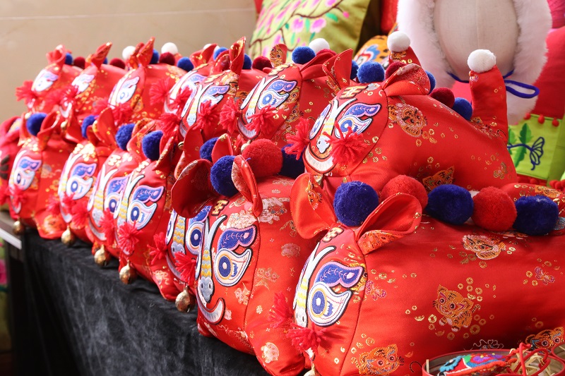 理县：结合传统与现代 “指间·非遗”羌绣产业促进群众就业增收