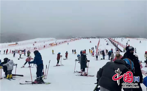 喜迎冬奧會！石棉王崗坪旅遊景區的“冰雪世界”吸引眾多遊客前來打卡