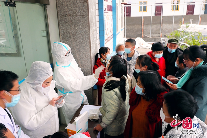 自贡市荣县乐德镇中心卫生院扎实做好师生核酸检测 筑牢疫情防控网