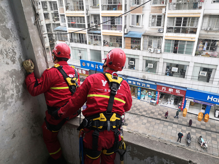 外墙瓷砖脱落 射洪市太和街道保河社区及时排危