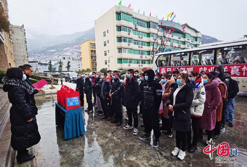 茂县63名务工人员赴浙江平湖等地返岗复工