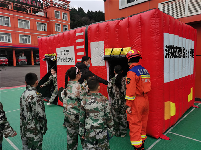 射洪小学生走进消防站 感受“红门”别样风采