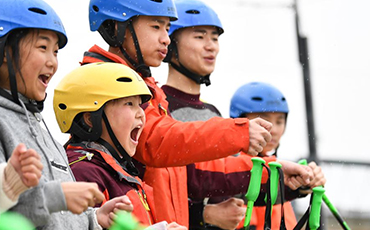 Students from special education school in Chengdu pursue skiing dream