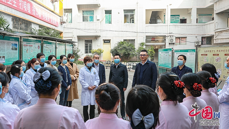 自贡市沿滩区领导走访慰问基层一线女职工并召开座谈会