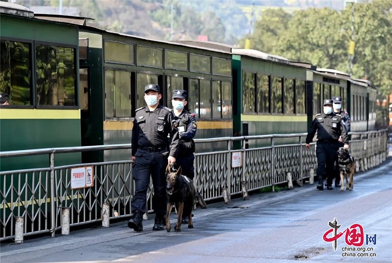 小火車嗚嗚嗚 犍為公安“警”相隨