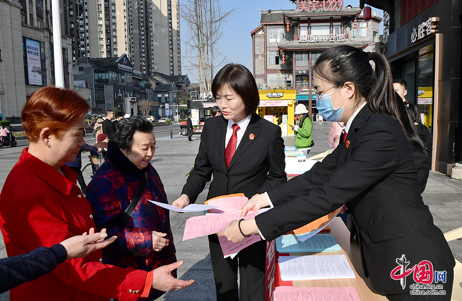 順慶區法院：柔肩溫情擔重任 巾幗建功耀天平