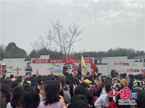 绵阳市安州区河清镇小学举行首届“植树·踏青及放风筝”比赛