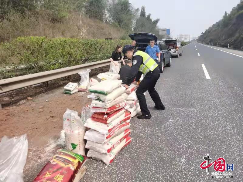  “車靠邊、人撤離、即報警” 高速公路事故發生及時處置需牢記