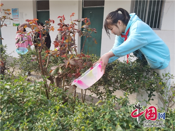 綿陽江油市東安小學開展“擁抱春天 我愛綠色”植樹節活動