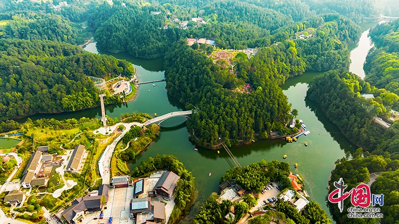 四川自贡：以花为媒畅游尖山风景区 桃花朵朵盛开赏花正当时