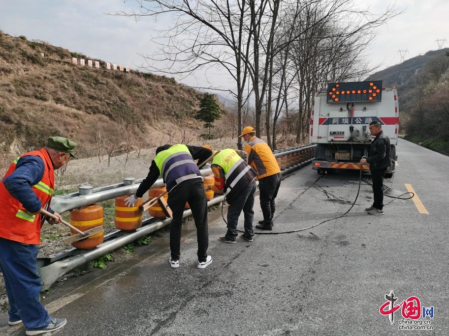 茂縣公路管理分局扎實開展春季國省道干線公路養(yǎng)護工作