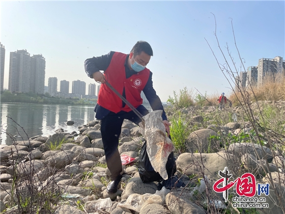 綿陽江油市花園小學攜手金輪社區守護碧水藍天 共建美麗家園