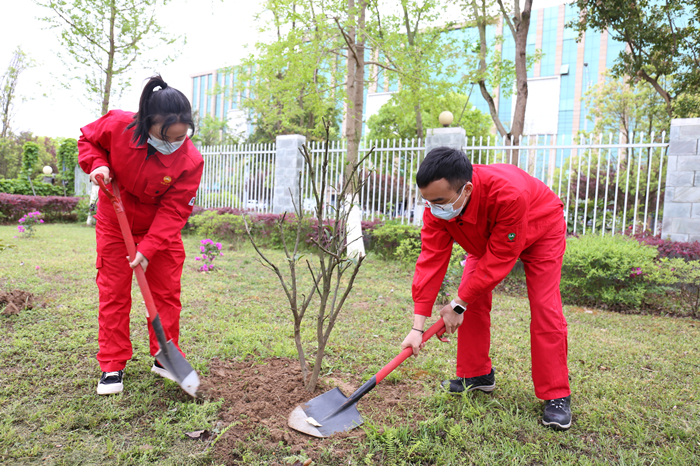 “我为碳中和种棵树” 川中油气矿地质研究所志愿者种下10棵果树