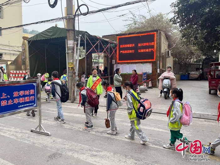 交警护学岗