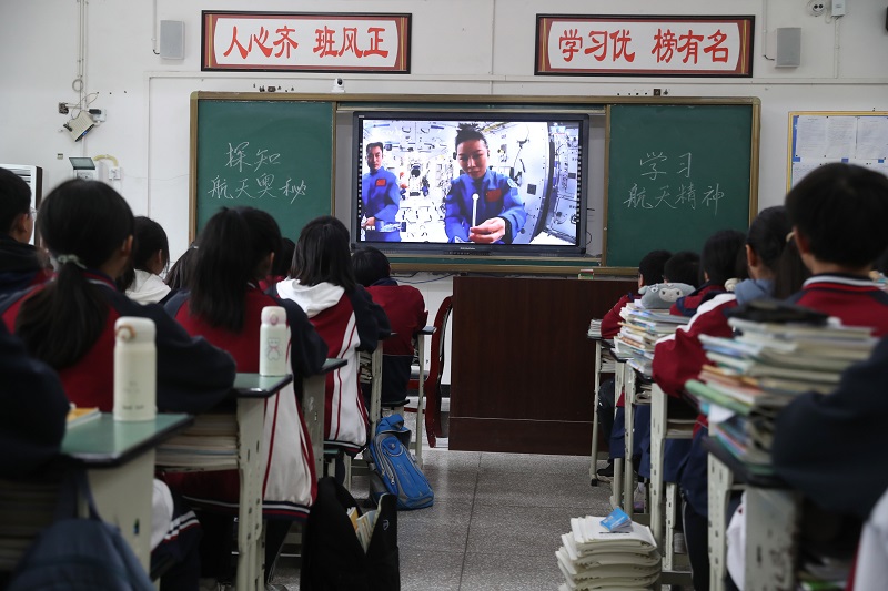 “天宫课堂”第二课开讲  广安中学学生收看