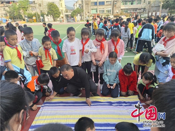 绵阳市盐亭县玉龙小学开展住校生内务“先教后评再赛”活动