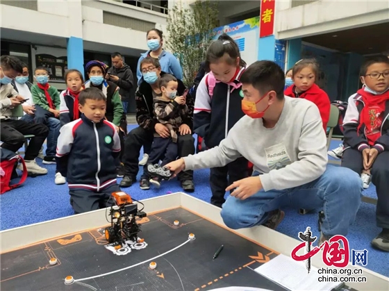 點燃學生科技夢 都江堰市玉堂小學開展科技親子活動