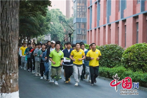 四川托普學院舉辦“大運同心，青春同行”熒光夜跑活動