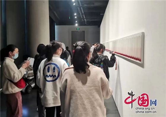 天府新區麓山光亞學校組織學生參觀成都雙年展 從藝術中汲取力量
