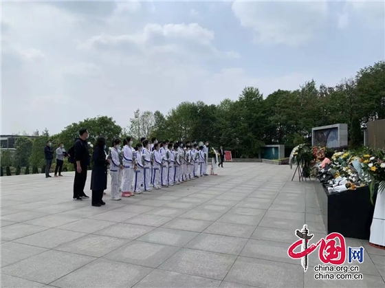 清明祭英烈 勞動表追思 成都市田家炳中學開展“祭祀英烈 文明掃墓”活動