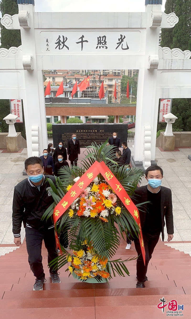 清明祭奠先烈、傳承革命精神——南充市建華中學黨支部清明祭先烈主題活動