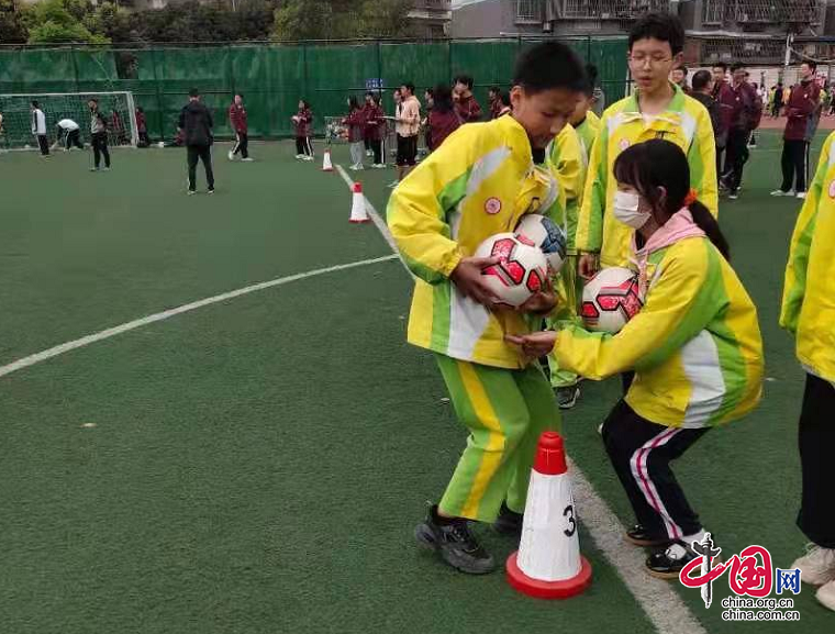 鳴奏青春旋律、抒寫運動樂曲——營山中學高二、初二年級開展趣味體育活動