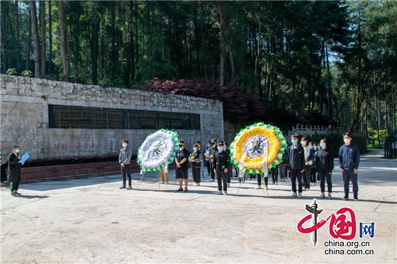 建團百年祭英烈 紅色基因代代傳 貴州黔南科技學院開展烈士陵園祭掃活動