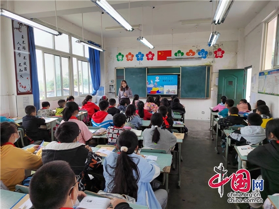 綿陽市大堰小學舉行“按需送培”-“小學數學學科專題研討培訓”活動