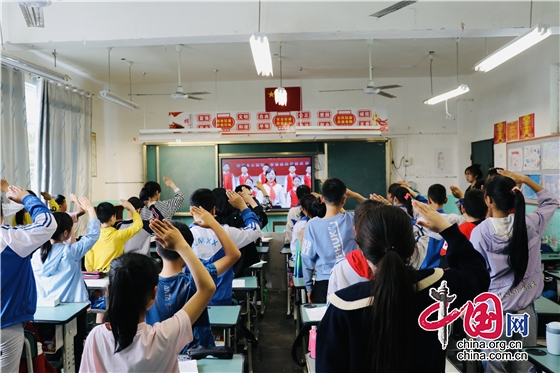綿陽市二郎廟小學組織學生觀看“開學第一堂隊課”
