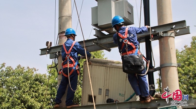 四川南溪：狂風冰雹襲擊 供電公司全力排查搶修恢復供電