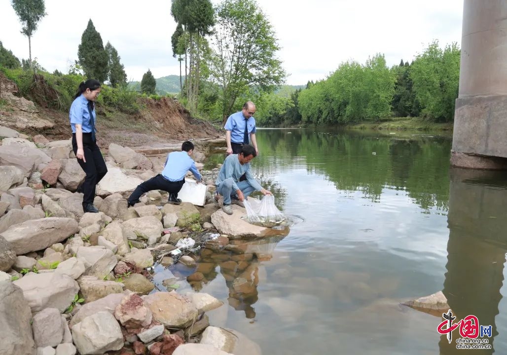 营山县检察院开展增殖放流 修复水域生态环境