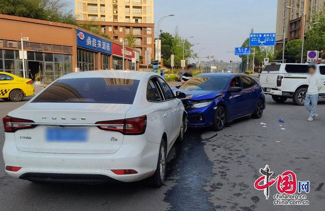 重慶高新民警提醒：路口轉彎多觀察，減速慢行防事故