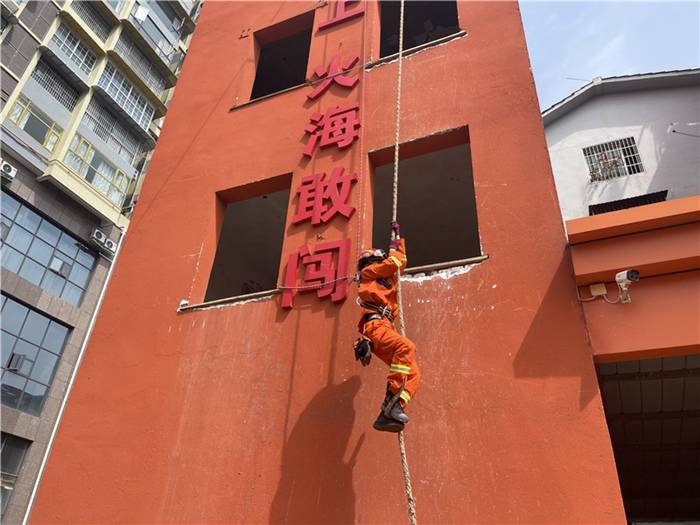 安居区梧桐路消防救援站扎实开展绳索攀爬训练