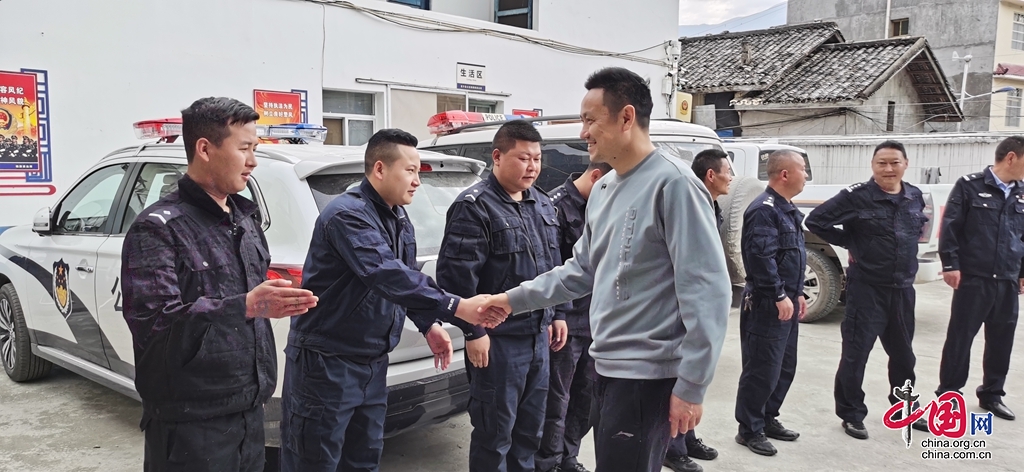 甘洛县副县长、公安局长邓明华赴冕宁慰问 激励援警增斗志