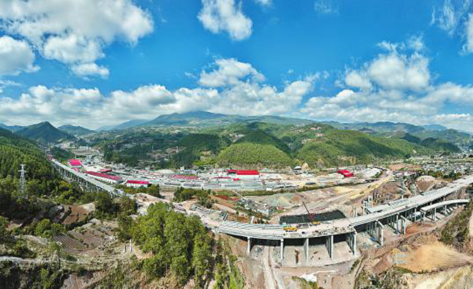 凉山：轰响项目建设“主引擎”