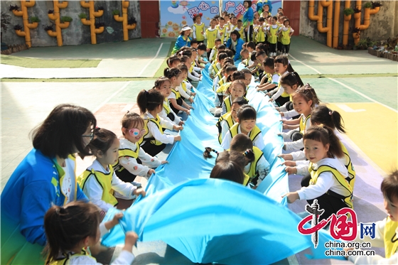 綿陽市厚壩鎮小學附設幼兒園舉行“樂享運動 健康同行”趣味運動會