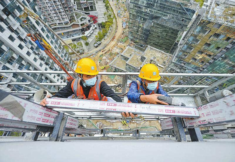 “五一”200余名建设者坚守岗位