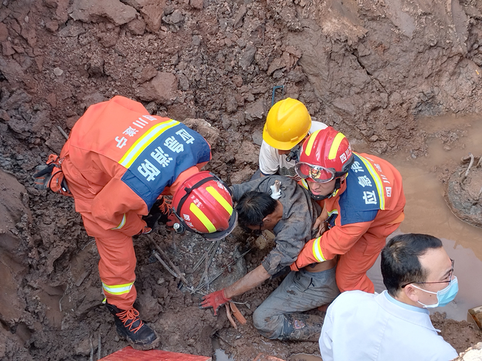 男子跌落6米深坑遭钢筋刺穿颈部 遂宁消防紧急救援