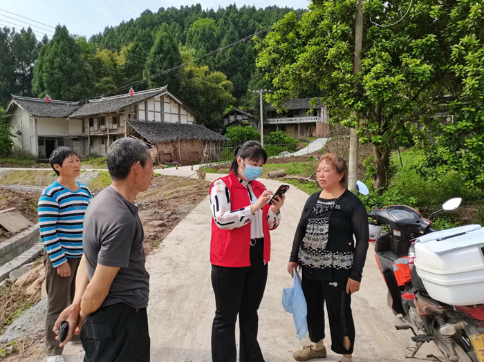 青岗镇：助力推广“遂宁一卡通”使用 延伸服务至“最后一公里”