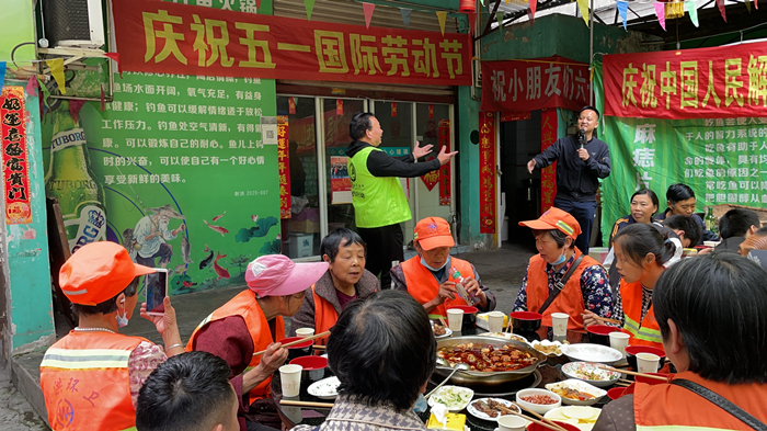 这顿“爱心午餐”，让环卫工人暖心又暖胃