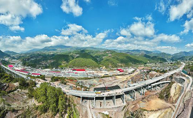 凉山：轰响项目建设“主引擎”