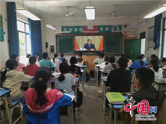 绵阳市塔水初中组织收看中国共青团成立100周年庆祝大会