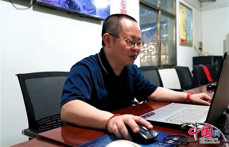 江安县新的社会阶层人士刘伟专注陶瓷研发助推企业大发展