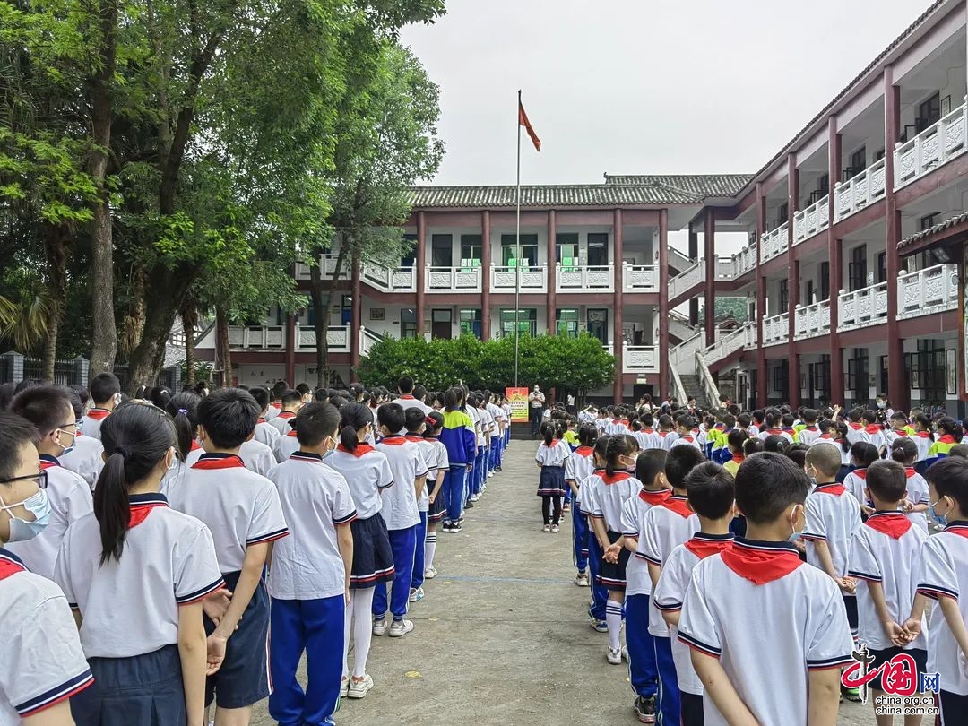 喜迎二十大争做好队员阆中市实验小学举行一年级新队员入队仪式