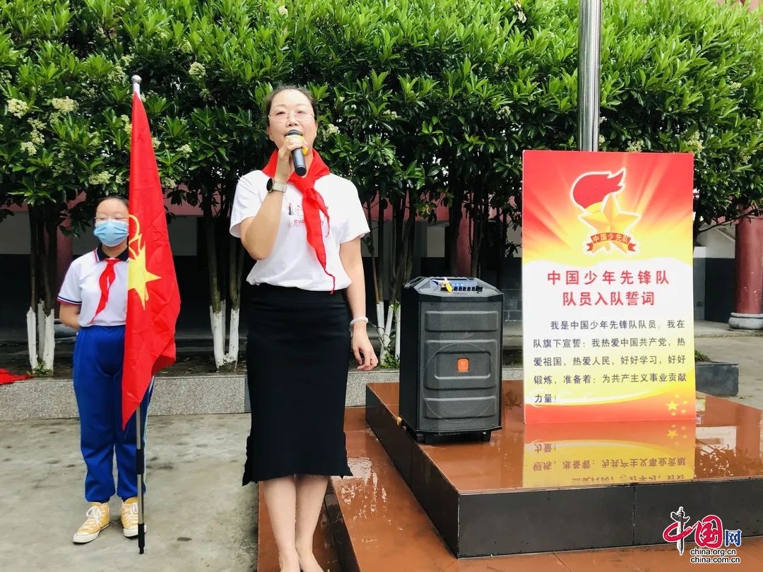 喜迎二十大争做好队员阆中市实验小学举行一年级新队员入队仪式