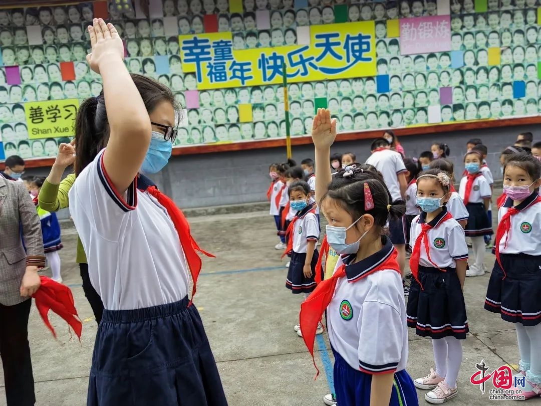 喜迎二十大,争做好队员—阆中市实验小学举行一年级新队员入队仪式