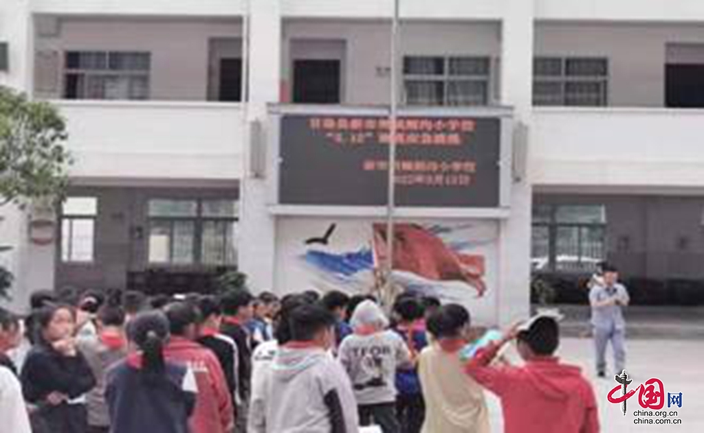 甘洛县则沟小学开展5.12地震消防应急演练活动